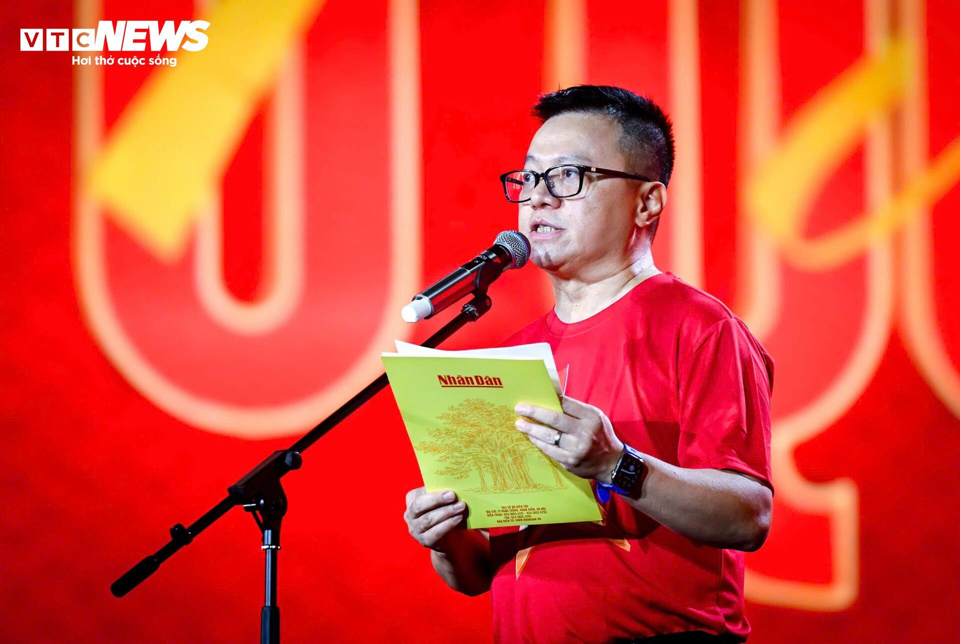 Xúc động hình ảnh 68 quân nhân diễu binh trong vòng tay Nhân dân - 4