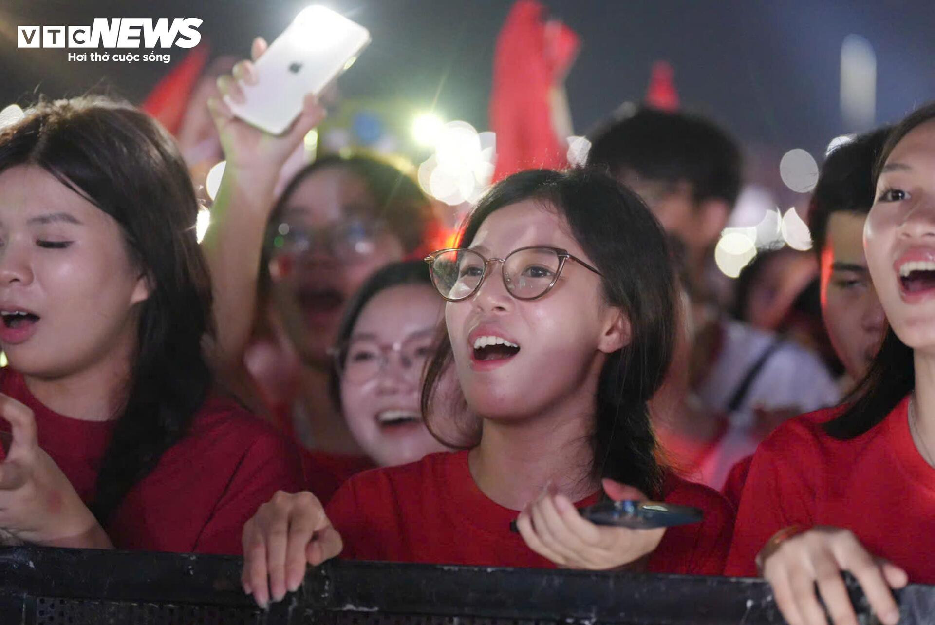 Xúc động hình ảnh 68 quân nhân diễu binh trong vòng tay Nhân dân - 14