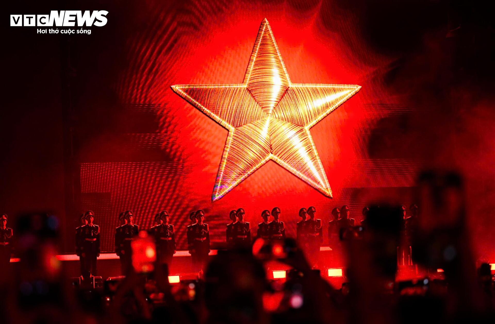 Xúc động hình ảnh 68 quân nhân diễu binh trong vòng tay Nhân dân - 15