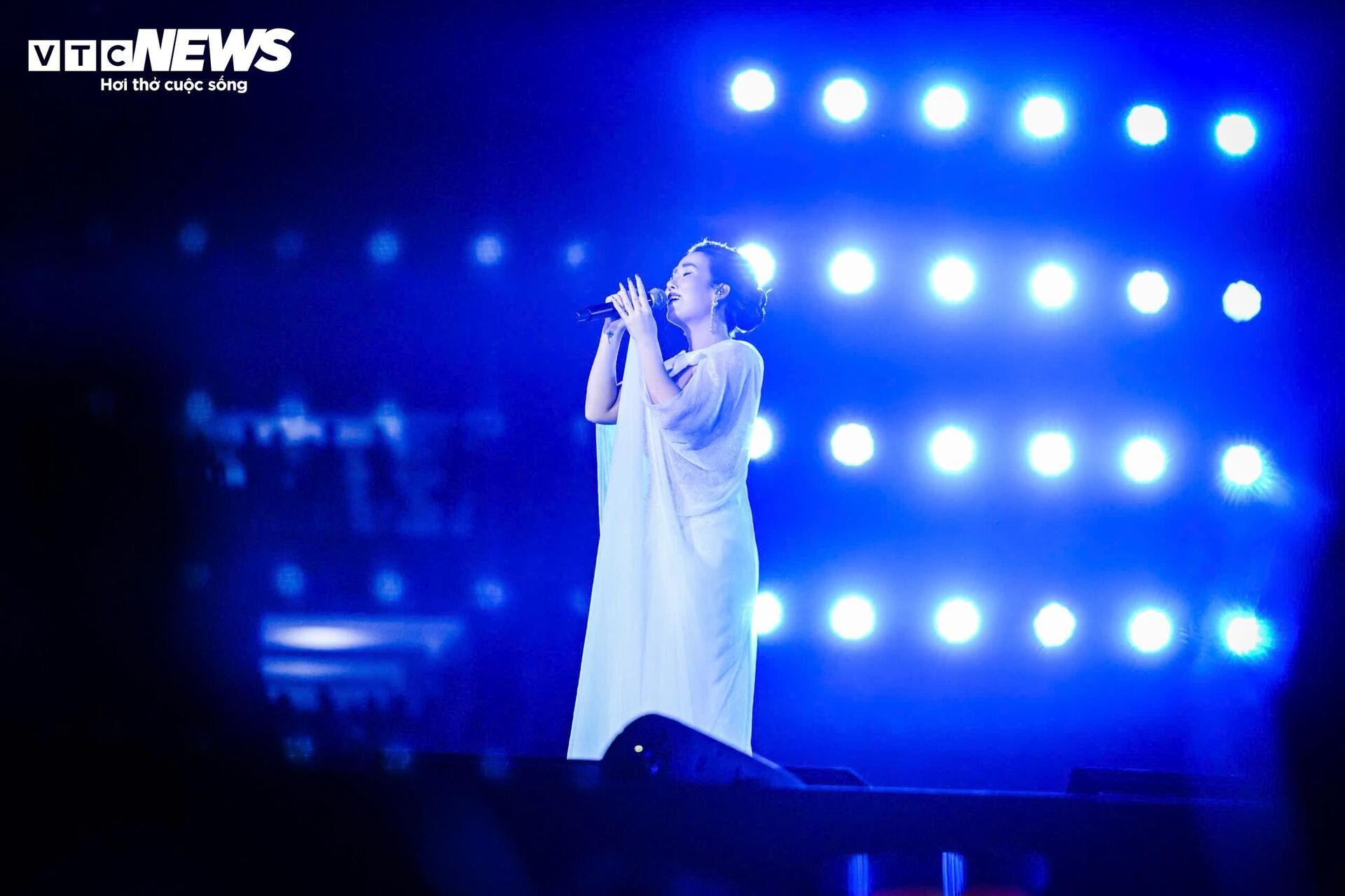 Xúc động hình ảnh 68 quân nhân diễu binh trong vòng tay Nhân dân - 22