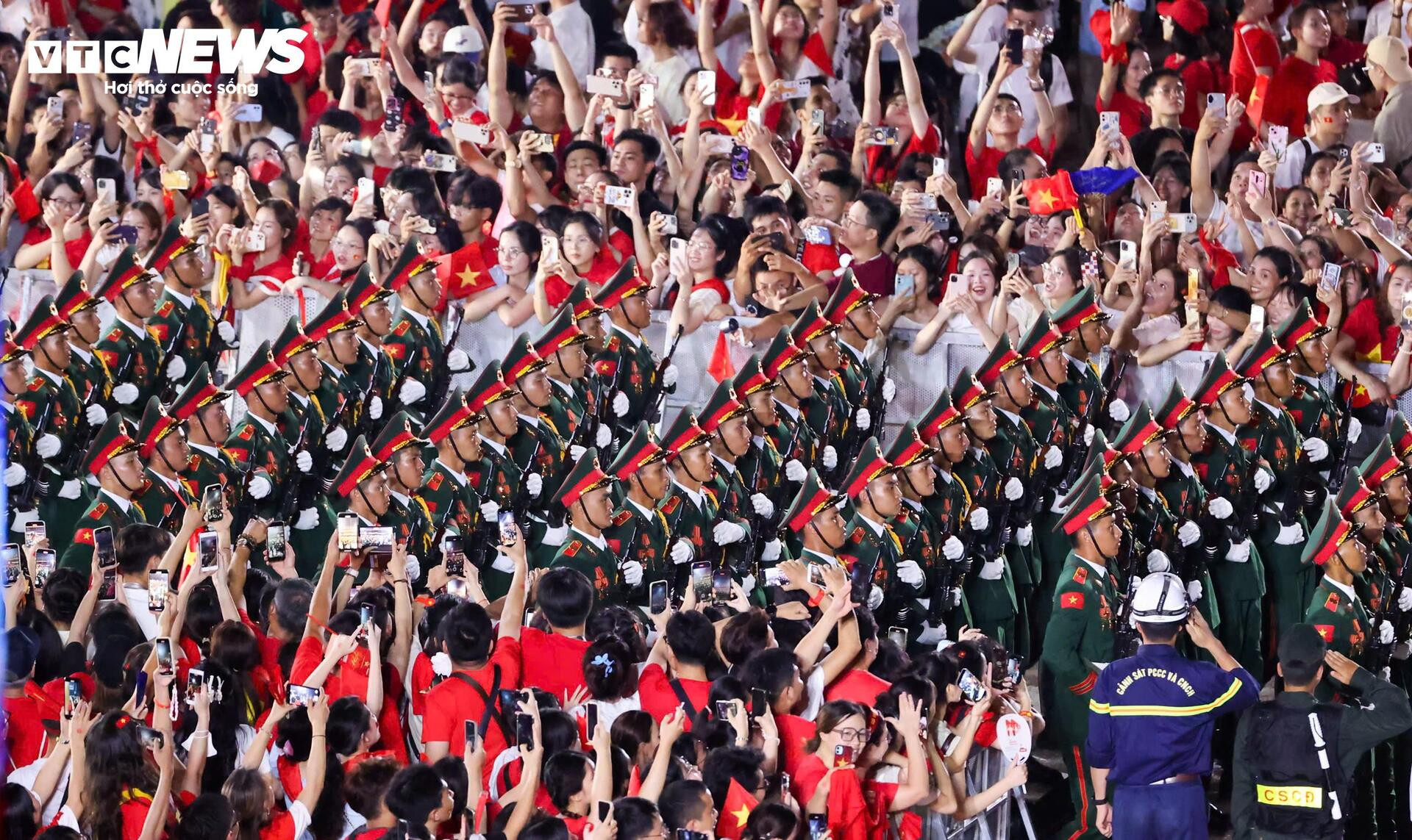 Xúc động hình ảnh 68 quân nhân diễu binh trong vòng tay Nhân dân - 9