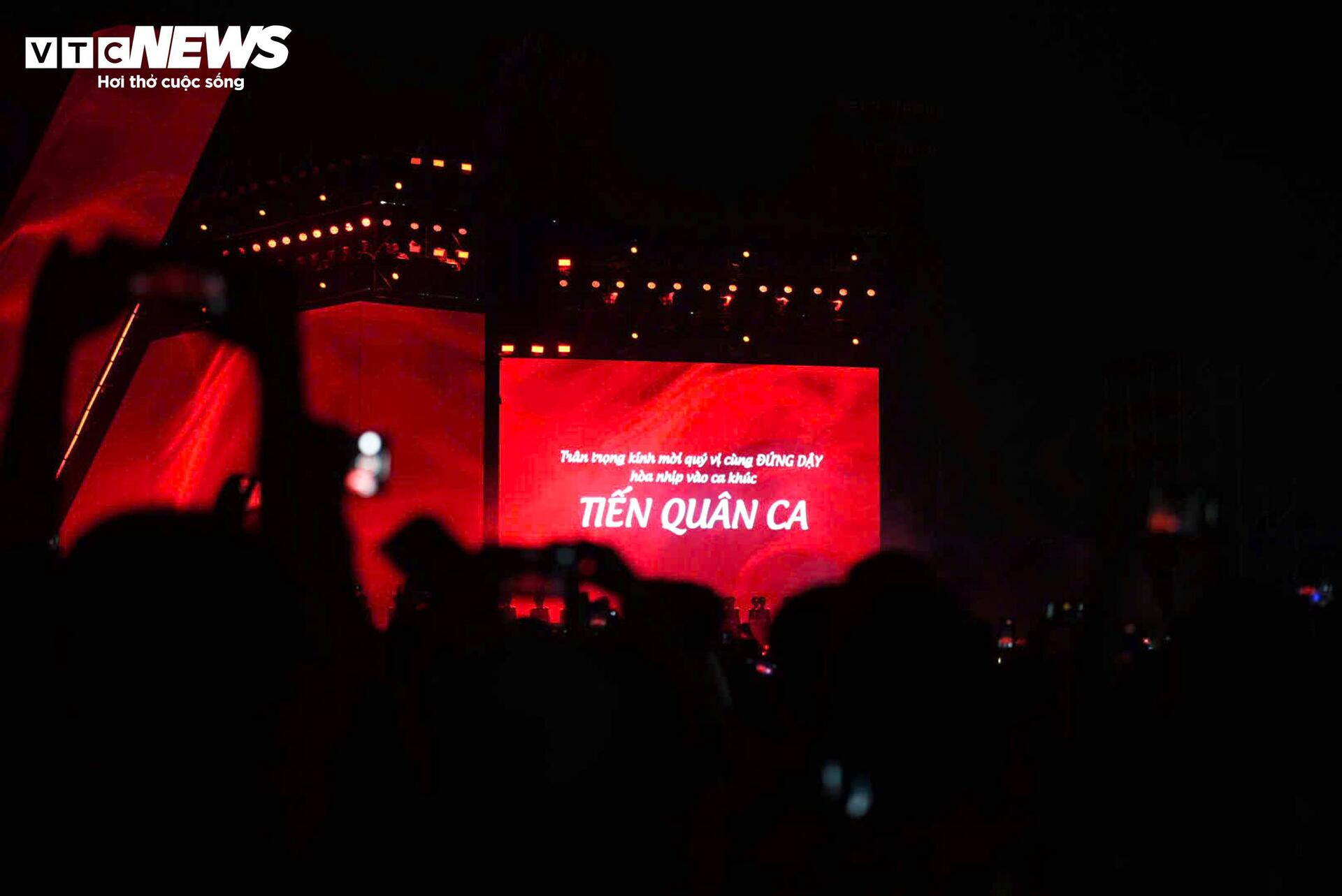 Xúc động hình ảnh 68 quân nhân diễu binh trong vòng tay Nhân dân - 12