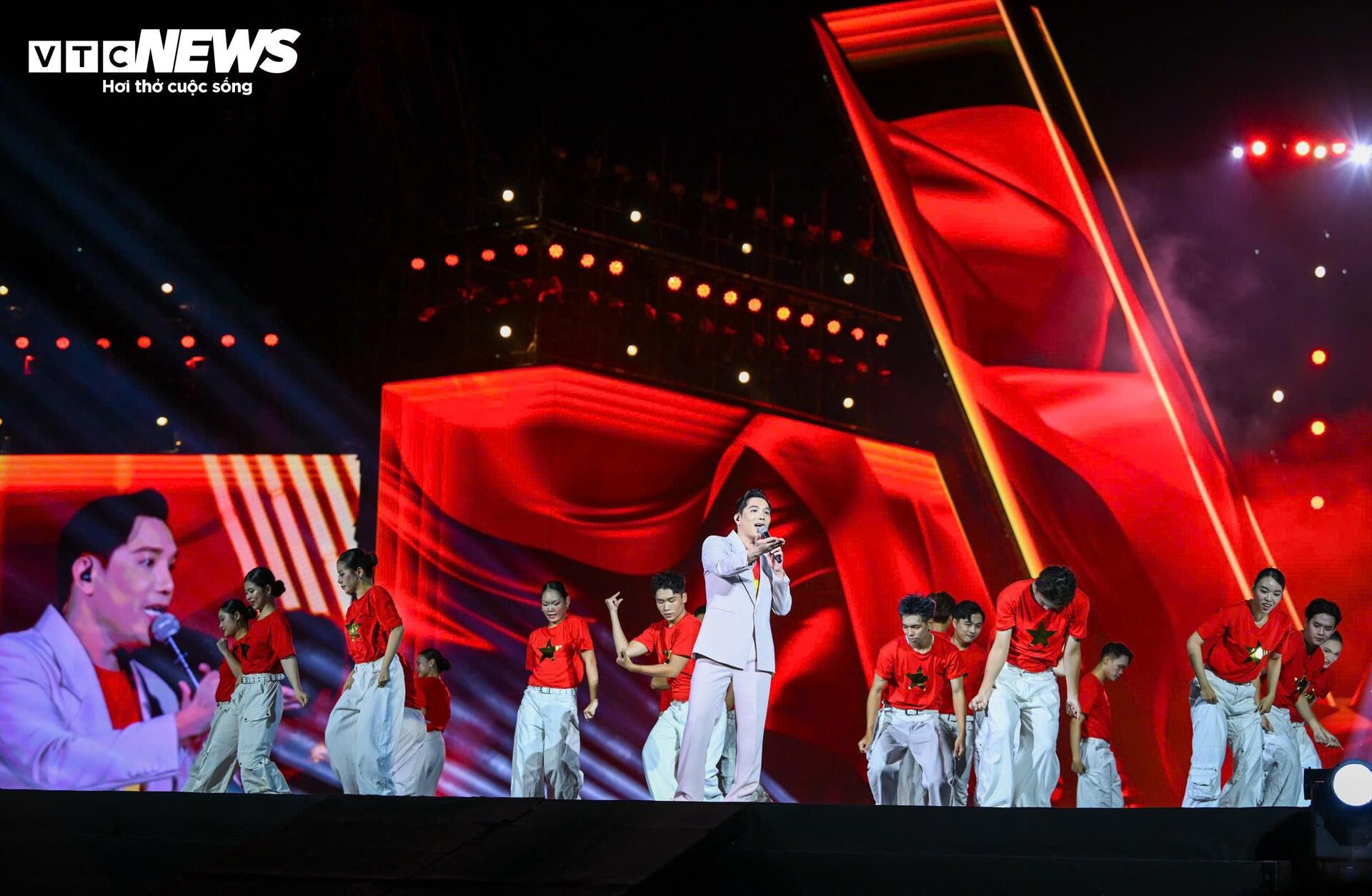 Xúc động hình ảnh 68 quân nhân diễu binh trong vòng tay Nhân dân - 23