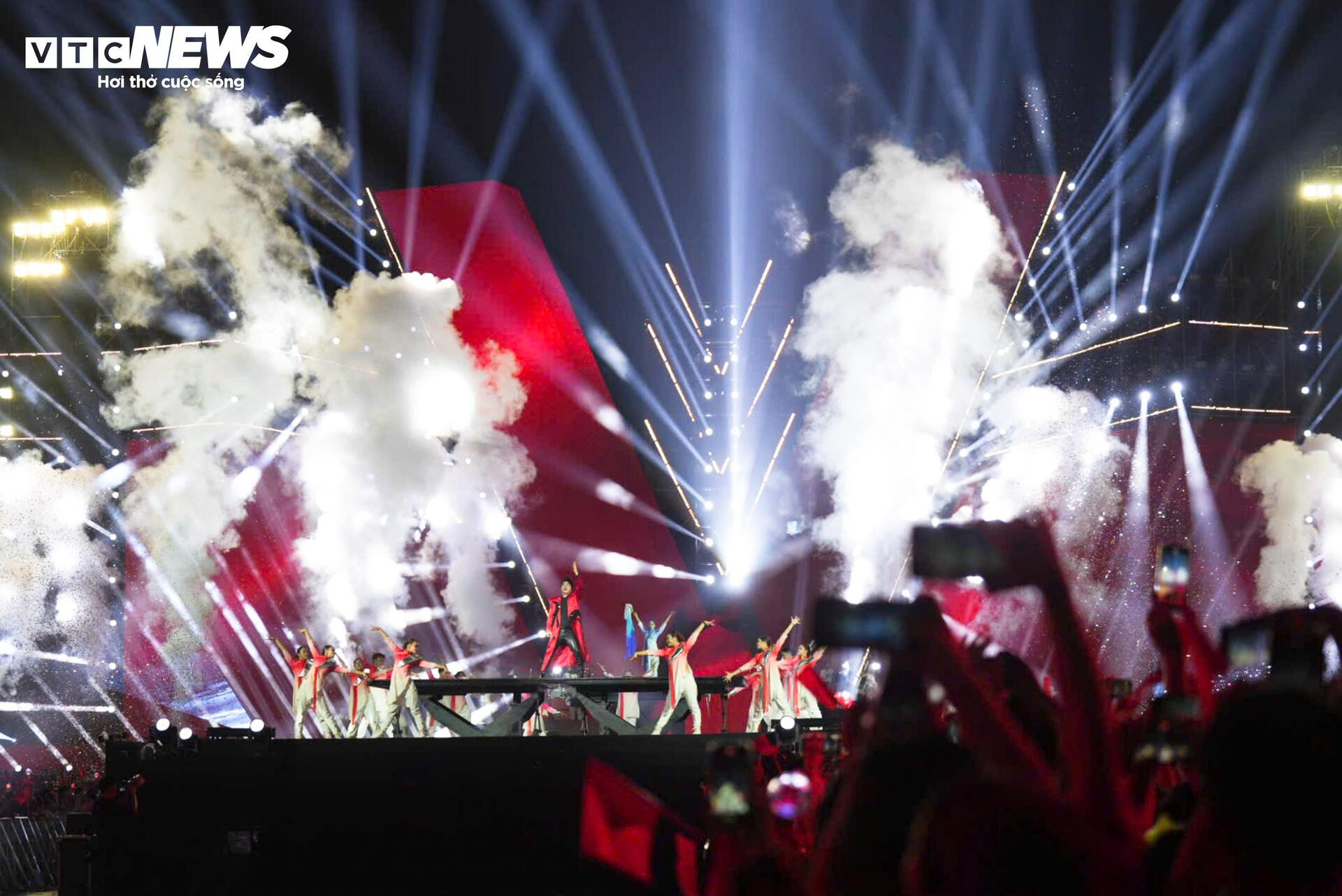 Xúc động hình ảnh 68 quân nhân diễu binh trong vòng tay Nhân dân - 19