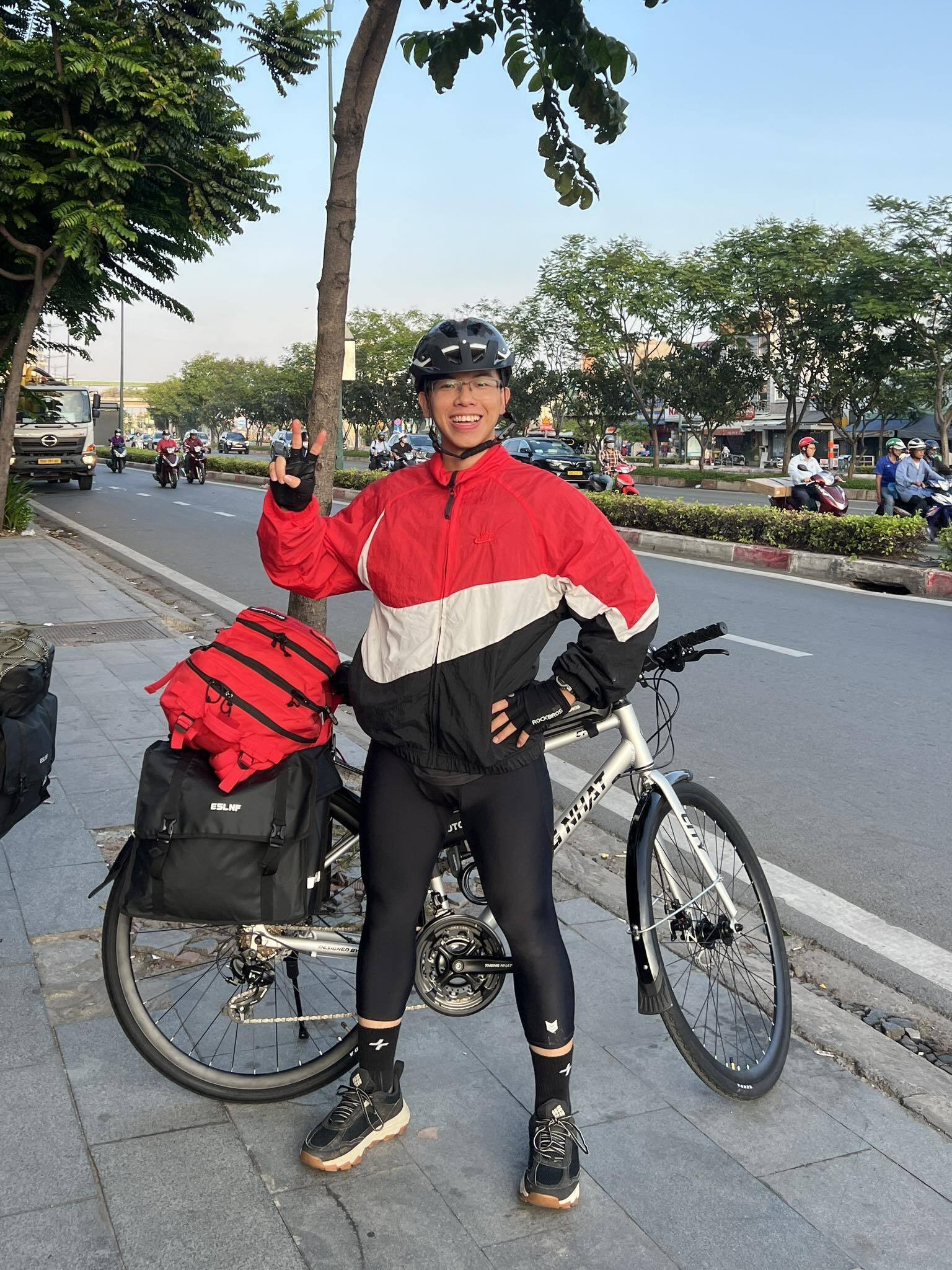 Chàng trai gen Z đạp xe từ TP.HCM ra Hà Nội đón lễ Quốc khánh 2/9 gây sốt mạng - 1