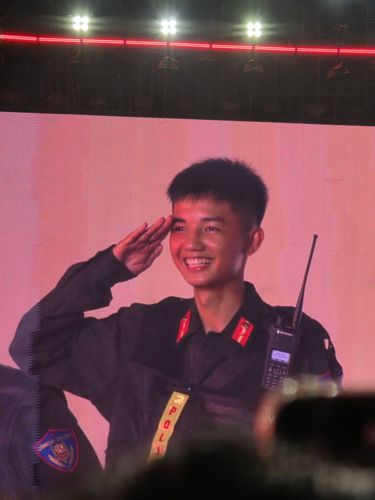 Tìm ra in4 chiến sĩ trẻ gây sốt MXH sau màn kiss cam tại concert quốc gia trên sân Mỹ Đình