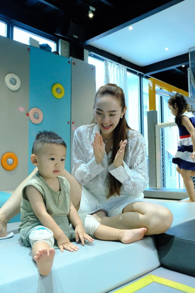 Minh Hằng nuôi con theo cách đặc biệt bé ngoan và chững chạc