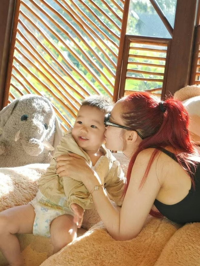 Minh Hằng nuôi con theo cách đặc biệt bé ngoan và chững chạc