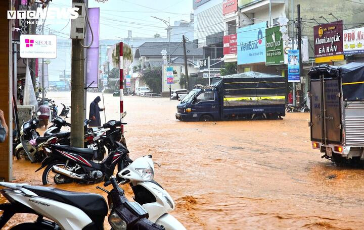 Cảnh lụt lội tại đường Phan Đình Phùng.