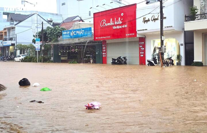 Đường phố Đà Lạt chìm trong dòng nước đục ngầu.