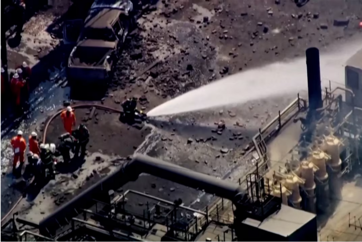 Lính cứu hỏa phun nước vào hiện trường vụ nổ tại nhà máy Clairton Coke Works của US Steel ở Clairton, Pennsylvania. (Ảnh: Reuters)