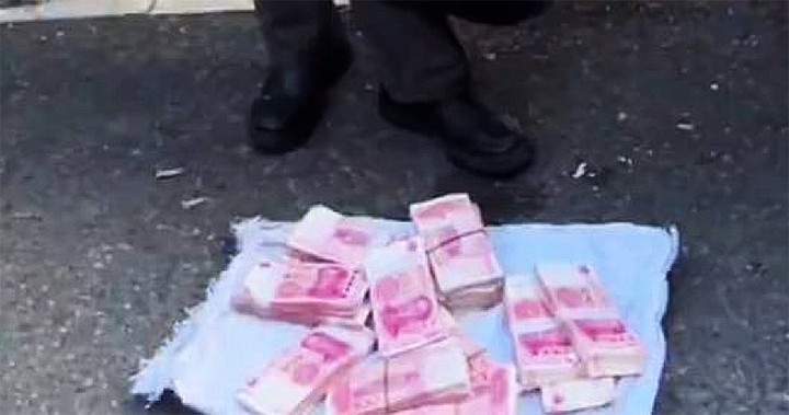 Người đàn ông mang cả đống tiền mặt ra chợ cho không.