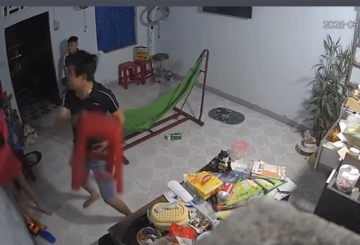 Gã đàn ông cầm ghế đánh tới tấp em gái.