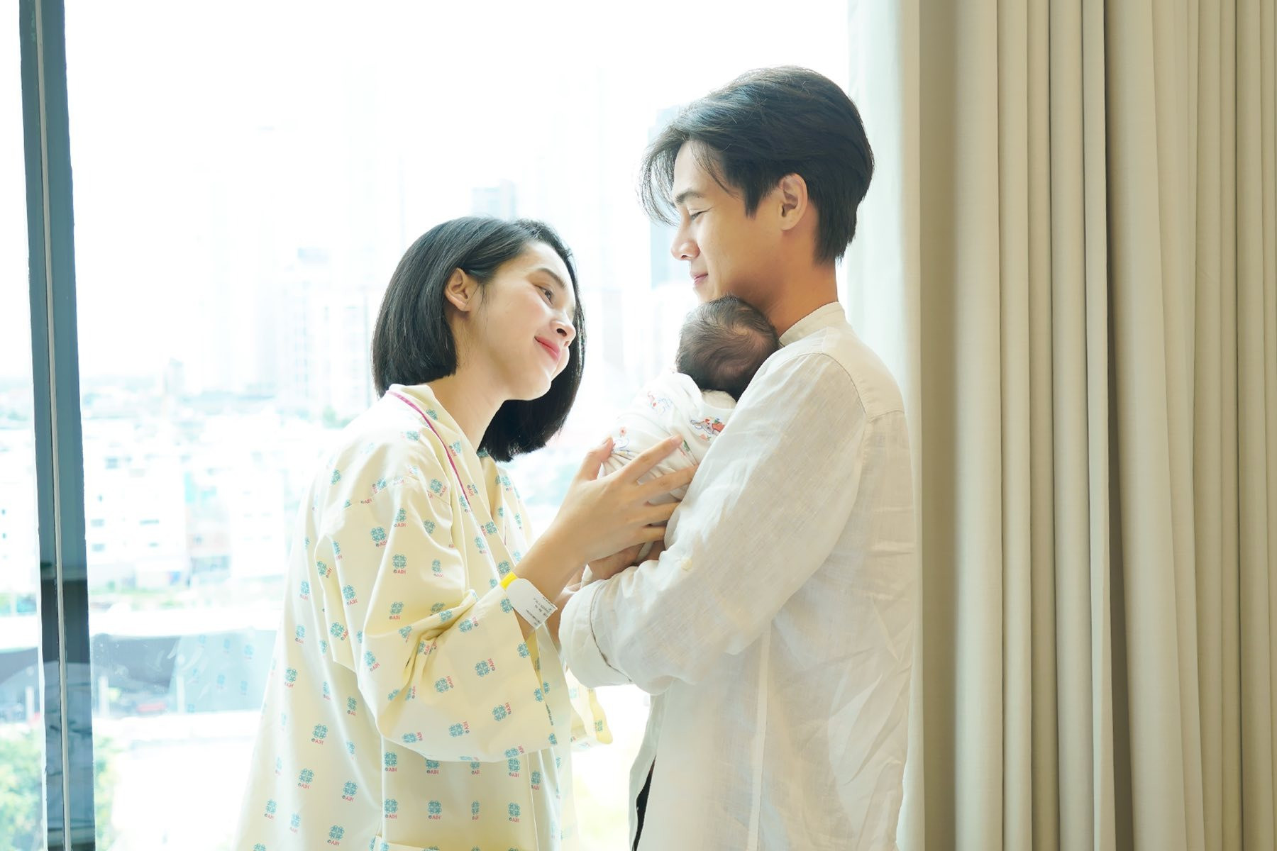 Quỳnh Lương sinh con gái cho chồng thiếu gia nhan sắc đi đẻ đẹp cỡ nào