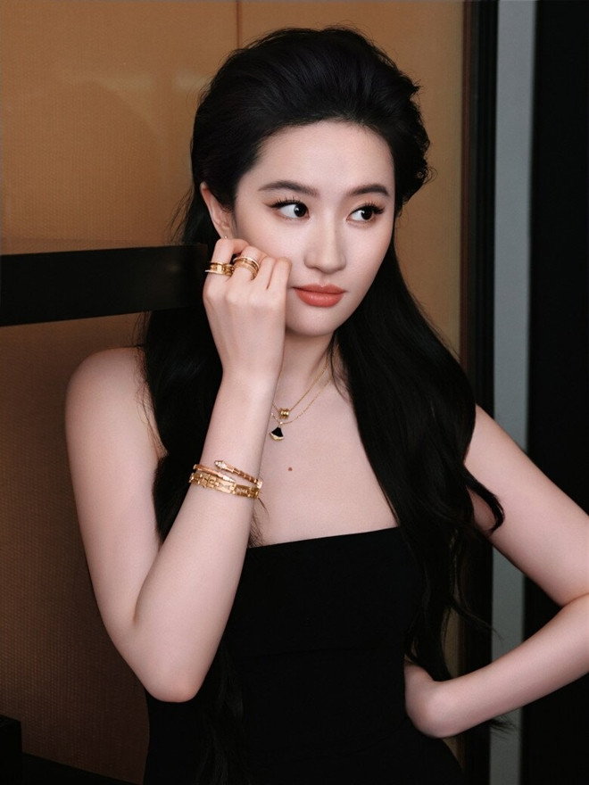 Vẻ đẹp không phai theo năm tháng của Lưu Diệc Phi ở tuổi U40