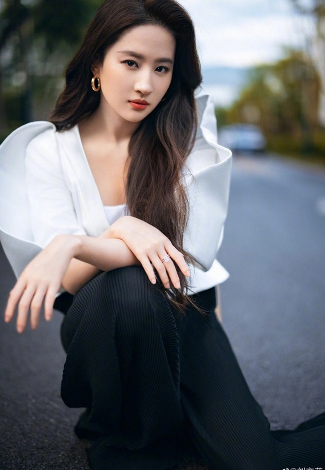 Vẻ đẹp không phai theo năm tháng của Lưu Diệc Phi ở tuổi U40