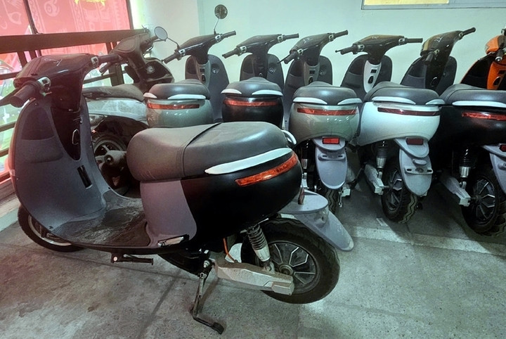 Cần phải kiểm tra kỹ nguồn gốc, giấy tờ khi mua xe điện. (Ảnh minh họa: Vietnamnet)