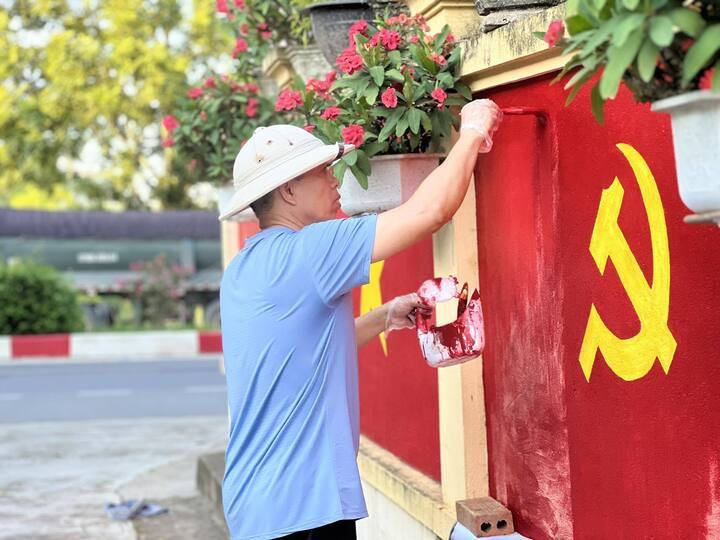 Anh Tâm tỉ mỉ sơn lại những mảng tường.