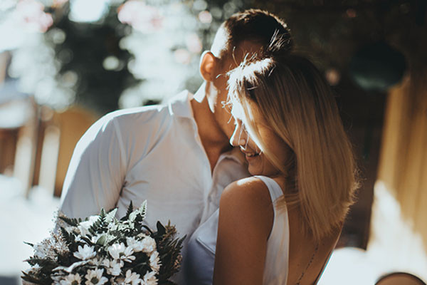 Chị họ đăng ảnh hẹn hò bạn trai giấu mặt nhìn món quà chị đăng tôi phát hiện sự thật