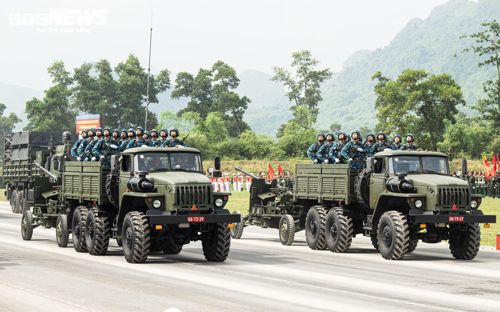 ‘Chiến binh thép’ chống khủng bố lần đầu hợp luyện diễu binh mừng Quốc khánh 2/9 - 16