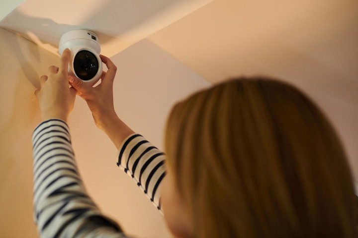 Tôi sống như bị cầm tù trong chính căn phòng của mình, với một chiếc camera được lắp ngay trên tường. (Ảnh: Allproperties)