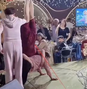 Đang tổ chức đám cưới, mẹ chú rể có hành động