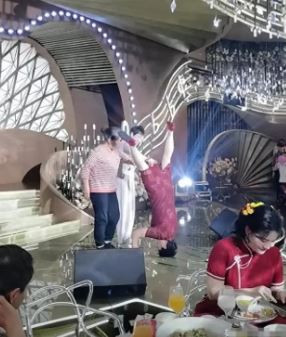 Đang tổ chức đám cưới, mẹ chú rể có hành động