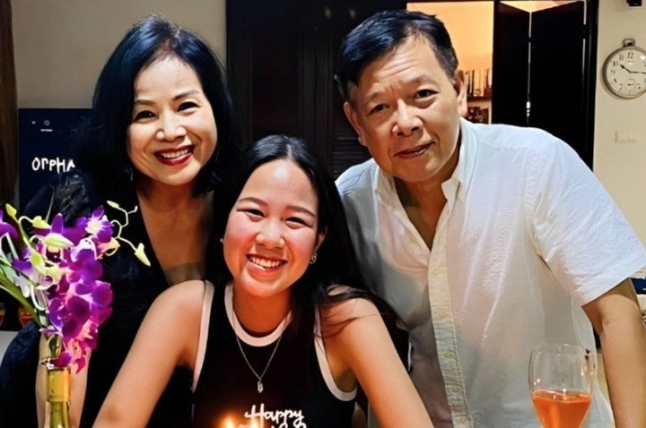 Gia đình NSƯT Minh Trang hiện định cư ở Singapore.