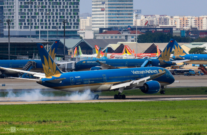 Giá vé máy bay chặng TP.HCM - Hà Nội dịp 2/9 đắt ngang dịp Tết Nguyên đán. (Ảnh minh họa)