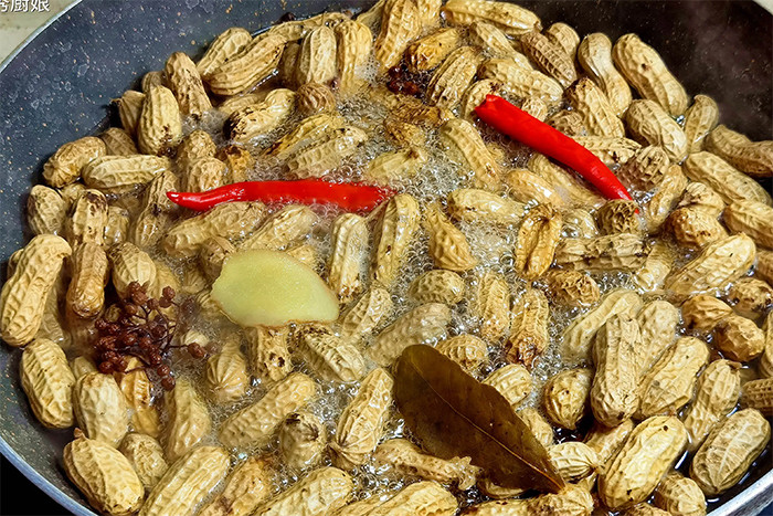 Sau khi lạc chín, không vội vớt ra mà nên để ngâm thêm. (Ảnh: Sohu)