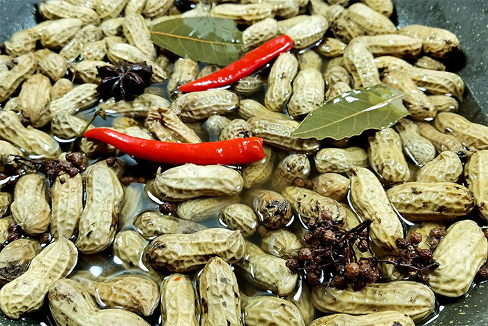 Lạc luộc có thể thêm các lá gia vị để gia tăng vị thơm. (Ảnh: Sohu)