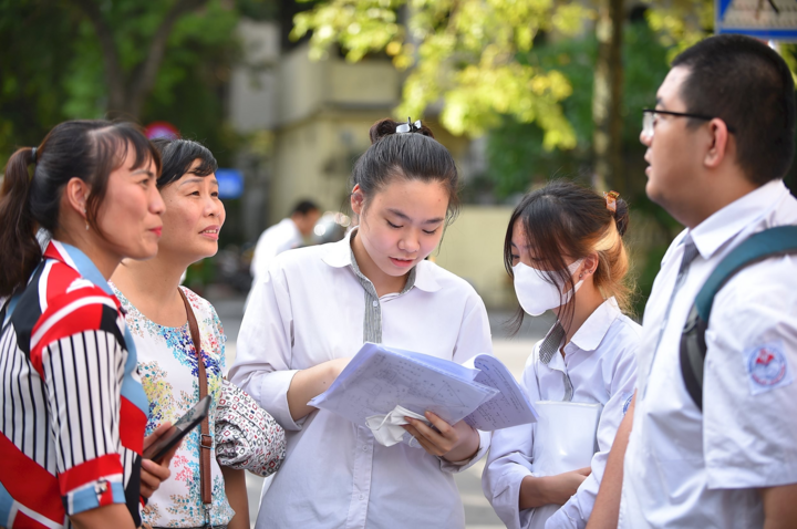 Nguyện vọng xét tuyển đại học 2025 tăng vọt, điểm chuẩn biến động khó lường