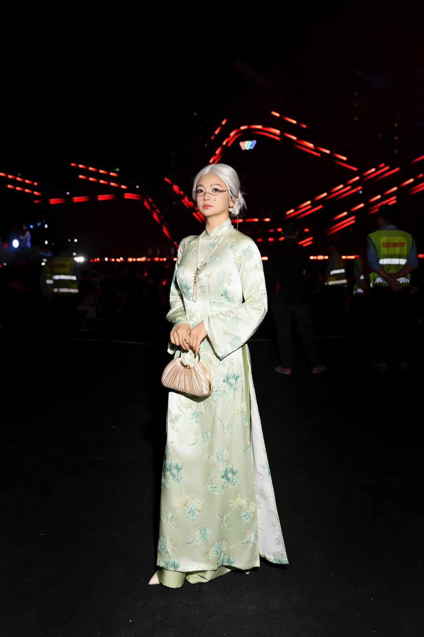 Nữ diễn viên VTV quê Thái Nguyên gây bất ngờ với tạo hình 'bà già slay'- Ảnh 4.