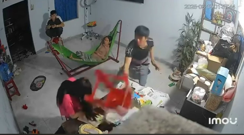 Vụ anh trai dùng ghế đánh em gái: Hé lộ nguyên nhân - Ảnh 1.