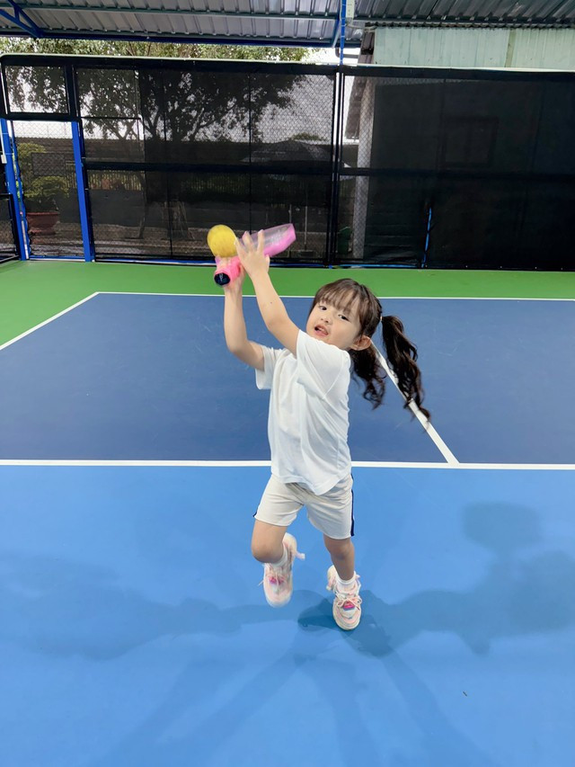2 ái nữ 5 tuổi nhà Đông Nhi  Hồ Ngọc Hà đọ chân dài dáng dấp như người mẫu trên sân pickleball