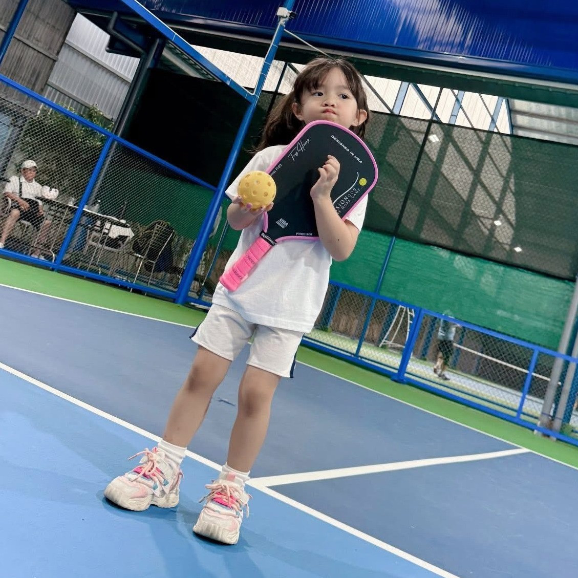 2 ái nữ 5 tuổi nhà Đông Nhi Hồ Ngọc Hà đọ chân dài dáng dấp như người mẫu trên sân pickleball