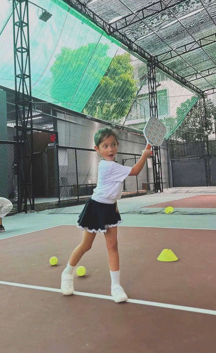 2 ái nữ 5 tuổi nhà Đông Nhi  Hồ Ngọc Hà đọ chân dài dáng dấp như người mẫu trên sân pickleball