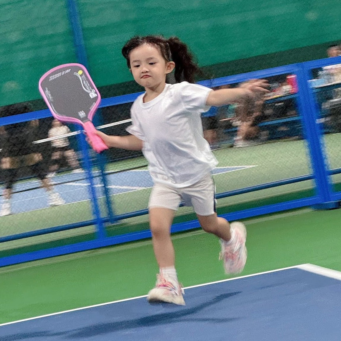 2 ái nữ 5 tuổi nhà Đông Nhi  Hồ Ngọc Hà đọ chân dài dáng dấp như người mẫu trên sân pickleball