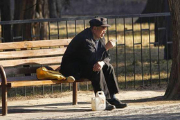 Cả đời làm lụng tích cóp tuổi xế chiều lại phải xách vali ra ngoài thuê trọ