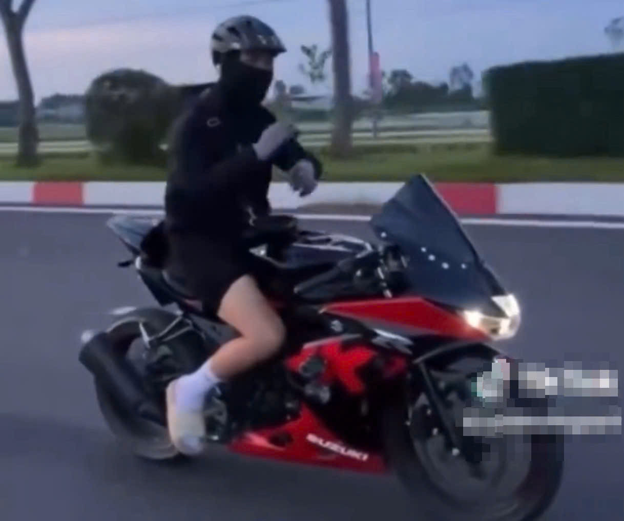 Buông hai tay “múa quạt” khi lái mô tô, nam thanh niên nhận kết đắng..jpg