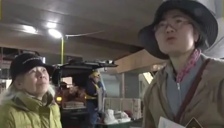 Họ đã cho phép một đoàn làm phim truyền hình Nhật Bản vào ngôi nhà đầy rác của họ. (Ảnh: Handout)