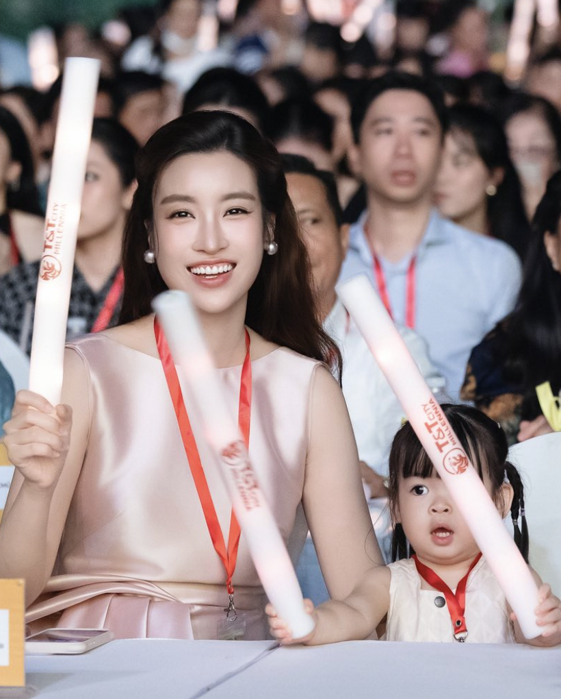 Đỗ Mỹ Linh khoe khoảnh khắc 'hộ tống chủ tịch' - Ảnh 4.