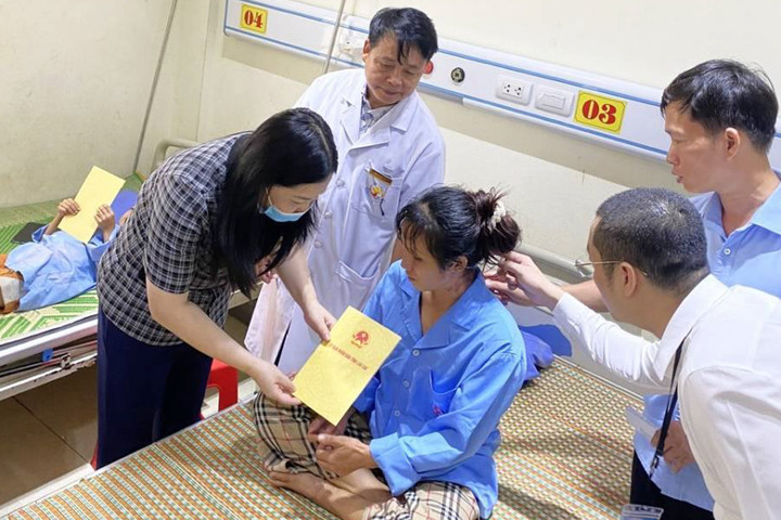 Lãnh đạo tỉnh Lào Cai thăm hỏi, động viên các nạn nhân vụ tai nạn ở xã Phong Dụ Thượng tối 11/8. (Ảnh: Laocai.gov.vn)