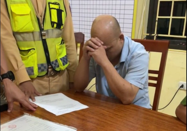 Tài xế Lò Văn Mạnh làm việc với cơ quan công an.