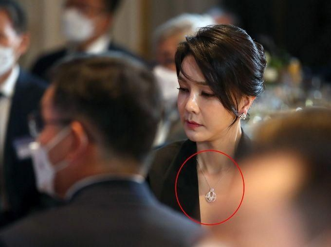 Cựu đệ nhất phu nhân Hàn Quốc lao đao vì hàng xa xỉ - Ảnh 1.