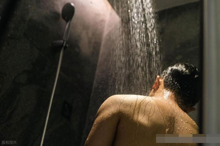 Khi đàn ông tắm càng thường xuyên vệ sinh hai vùng này thì càng có lợi cho thận nhưng cần lưu ý 4 điểm