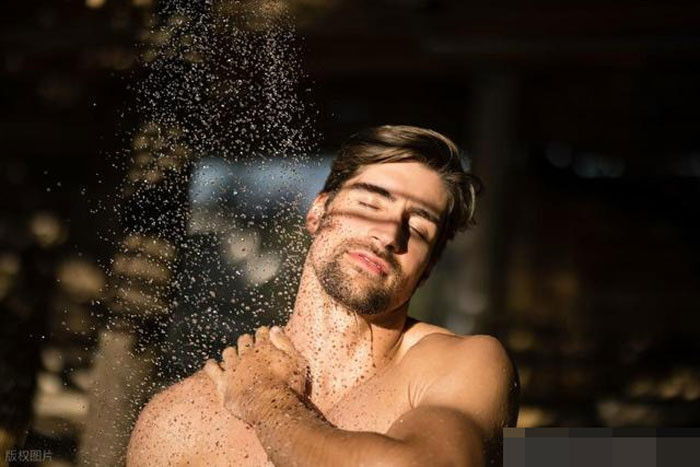 Khi đàn ông tắm càng thường xuyên vệ sinh hai vùng này thì càng có lợi cho thận nhưng cần lưu ý 4 điểm