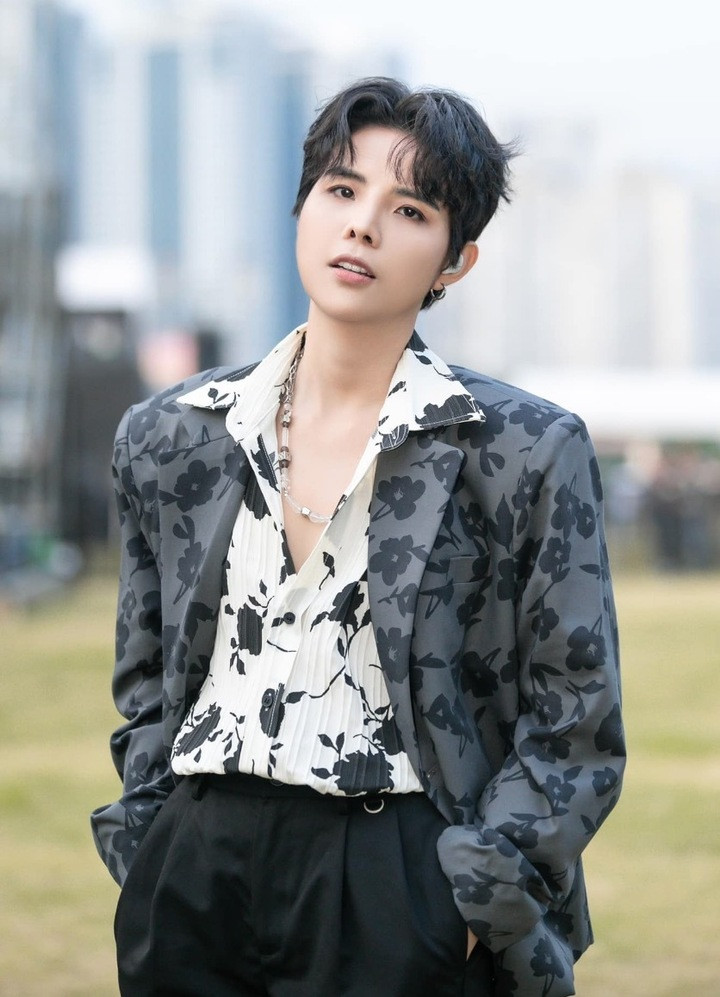 Tháng 7/2022, Vũ Cát Tường thừa nhận giới tính thật khi tiết lộ yêu con gái. Ca sĩ nói muốn được sống đúng với mình trước tuổi 30.