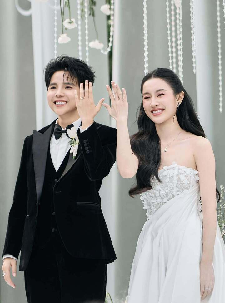 Tháng 2/2025, Vũ Cát Tường tổ chức lễ thành đôi với bạn gái tên Thu Trang (Bí Đỏ). Cả 2 có khoảng thời gian 5 năm hẹn hò trước khi về chung nhà. Ngoại hình của Vũ Cát Tường cũng được khen ngày càng bảnh bao, phong độ.