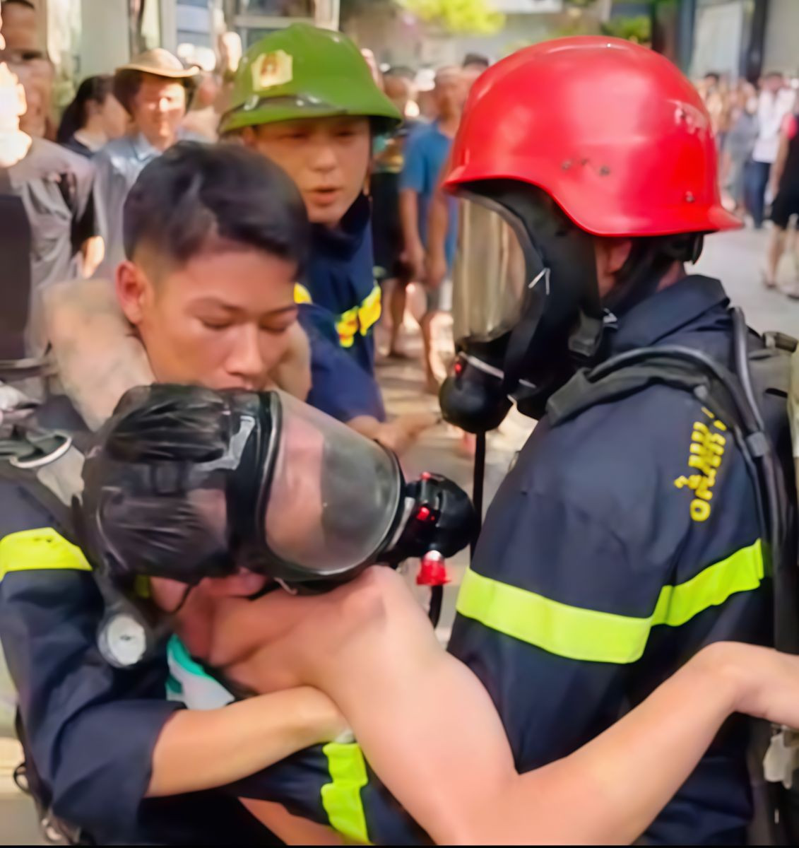 Người đàn ông nghi phóng hỏa, mắc kẹt trong căn nhà cháy- Ảnh 1.